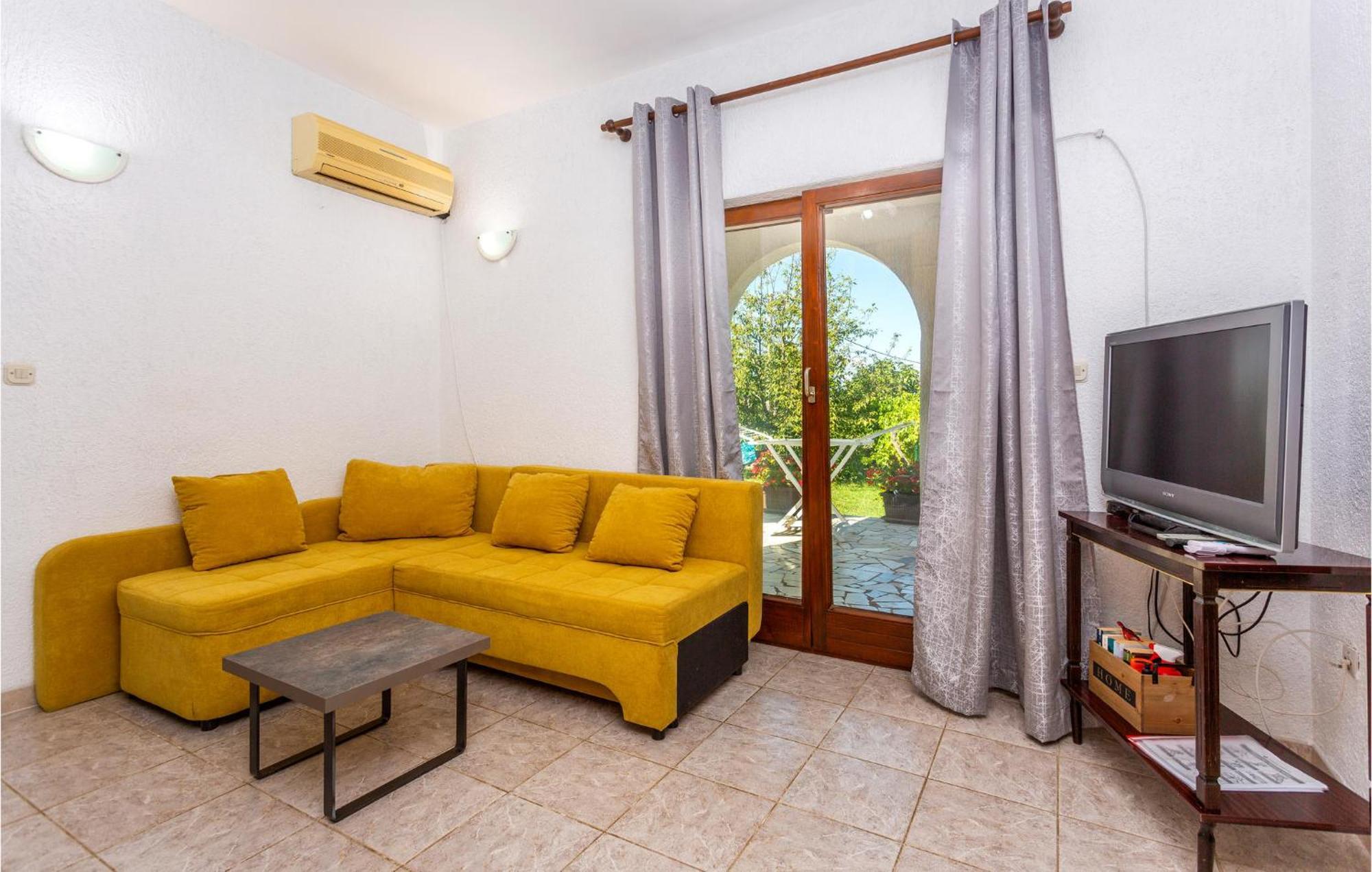 Beautiful Apartment In Malinska With Wifi Екстериор снимка